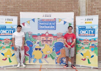 Chicos posando delante de un photcall