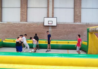 Chicos jugando en un campo de fútbol hinchable